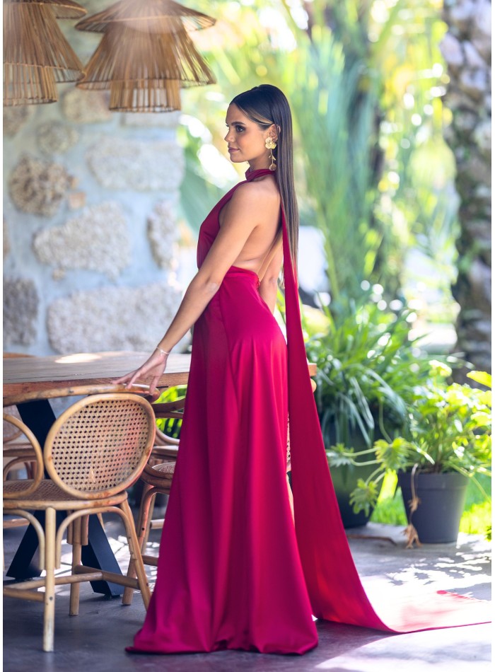 Longue robe rouge évasée avec cape