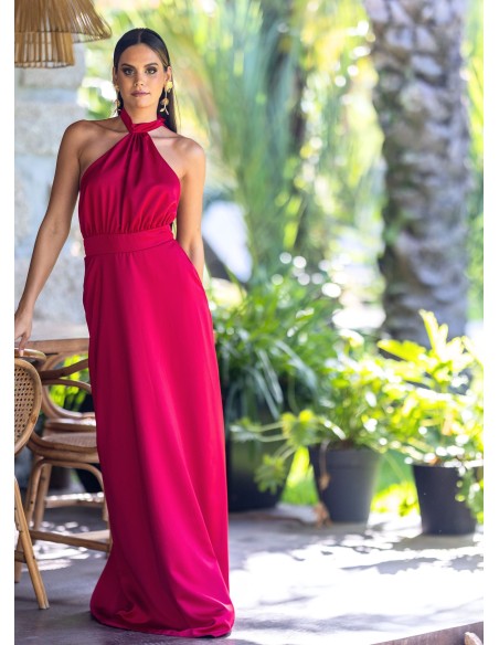 Vestido largo rojo en corte evasé con capa