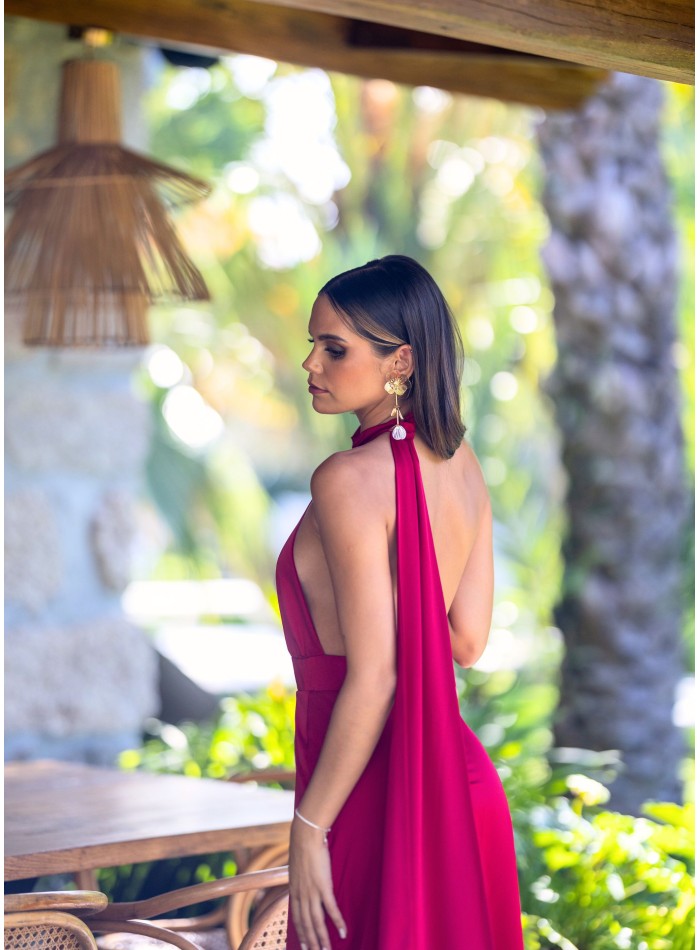 Vestido largo rojo en corte evasé con capa