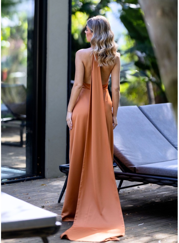 Vestido largo en corte evasé con capa