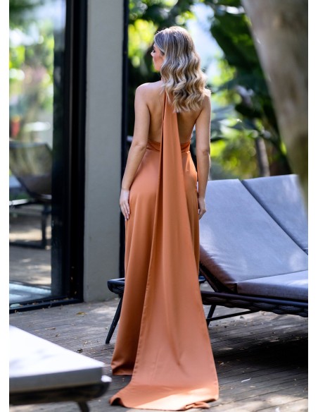 Vestido largo en corte evasé con capa