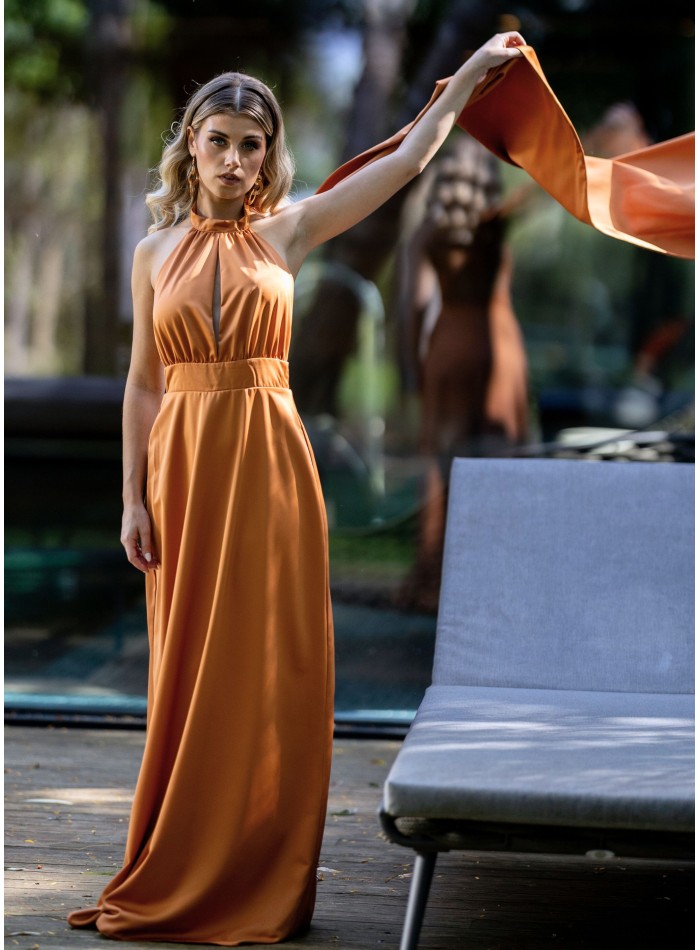 Vestido largo en corte evasé con capa