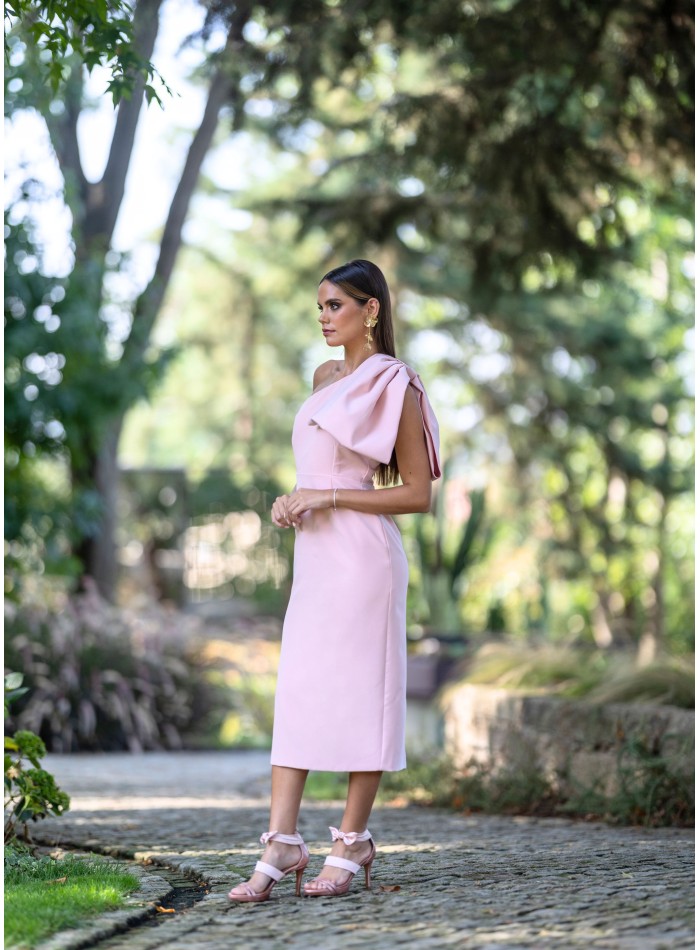 Robe midi rose avec nœud sur la manche