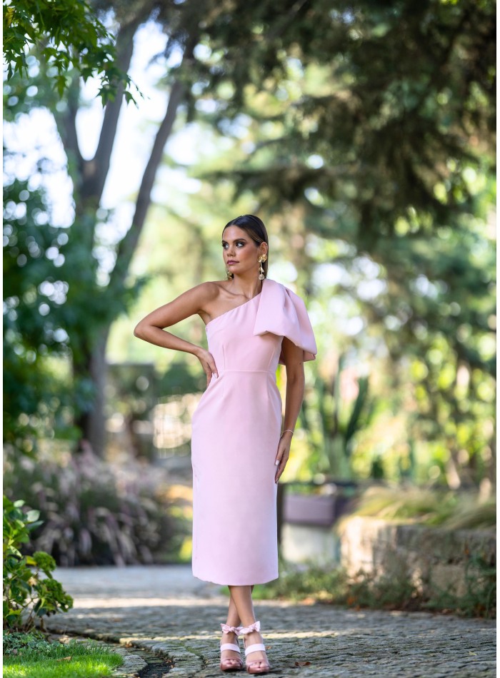 Vestido midi rosa con lazo en la manga