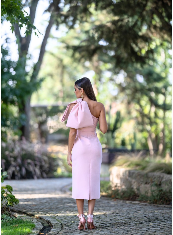 Robe midi rose avec nœud sur la manche