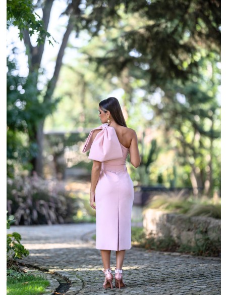 Vestido midi rosa con lazo en la manga