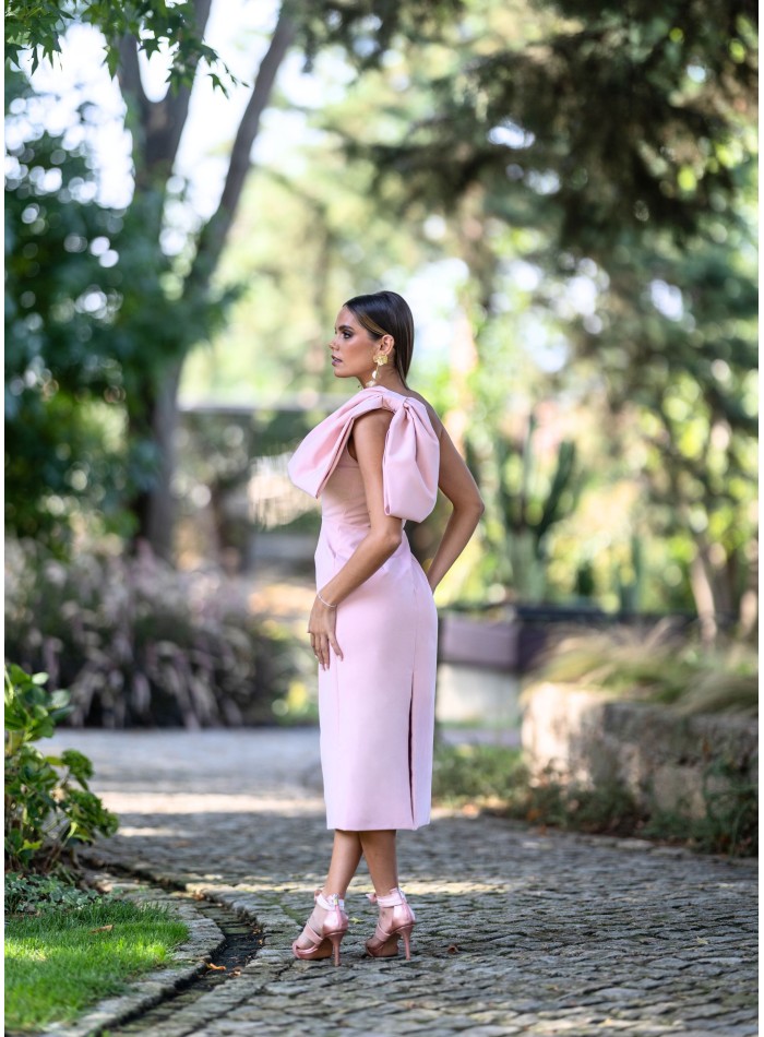 Vestido midi rosa con lazo en la manga