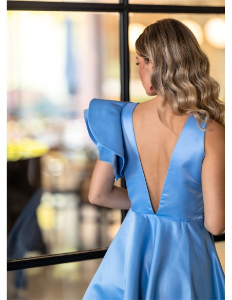 Short guest dress with ruffles on one sleeve