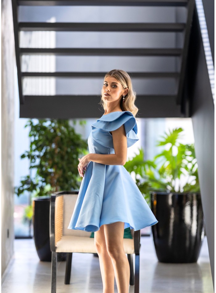 Vestido de invitada corto con volantes en una manga