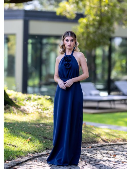 Vestido largo de invitada con escote halter y detalles de flores azul marino Vestido largo de invitada con escote halter y detalles de flores azul marino