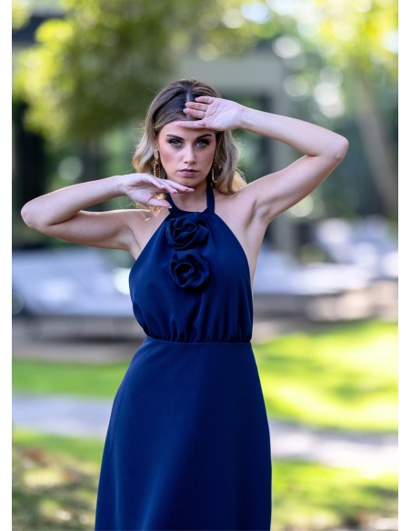 Vestido largo de invitada con escote halter y detalles de flores Vestido largo de invitada con escote halter y detalles de flores