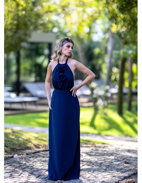 Vestido largo de invitada con escote halter y detalles de flores