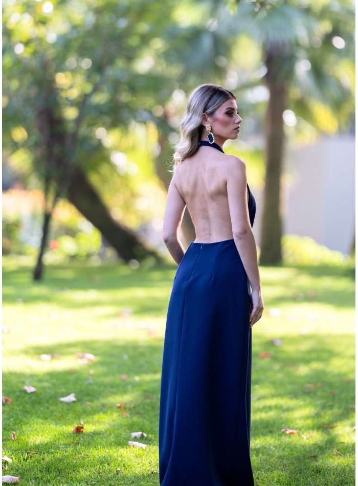 Vestido largo de invitada con escote halter y...