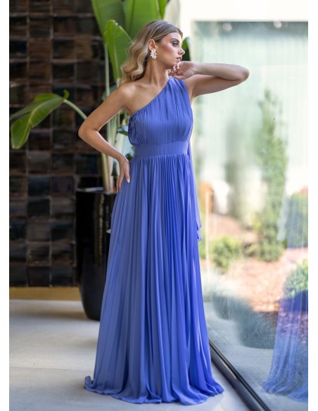 Vestido de fiesta largo plisado con escote asimétrico y cintura marcada