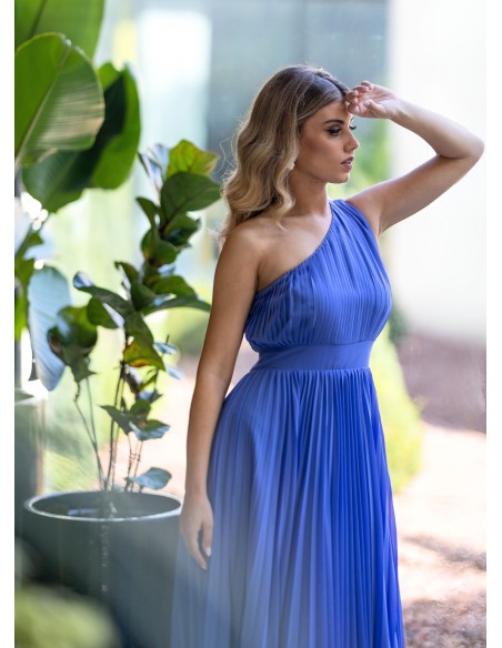Vestido de fiesta largo plisado con escote asimétrico y cintura marcada azul