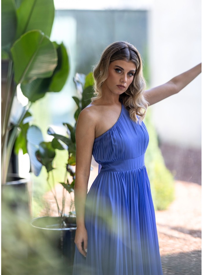 Vestido de fiesta largo plisado con escote asimétrico y cintura marcada para invitada