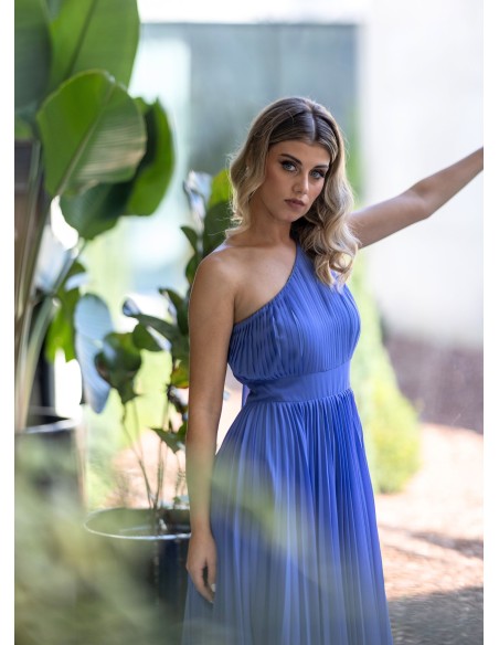 Vestido de fiesta largo plisado con escote asimétrico y cintura marcada