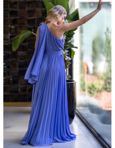 Vestido de fiesta largo plisado con escote asimétrico y cintura marcada