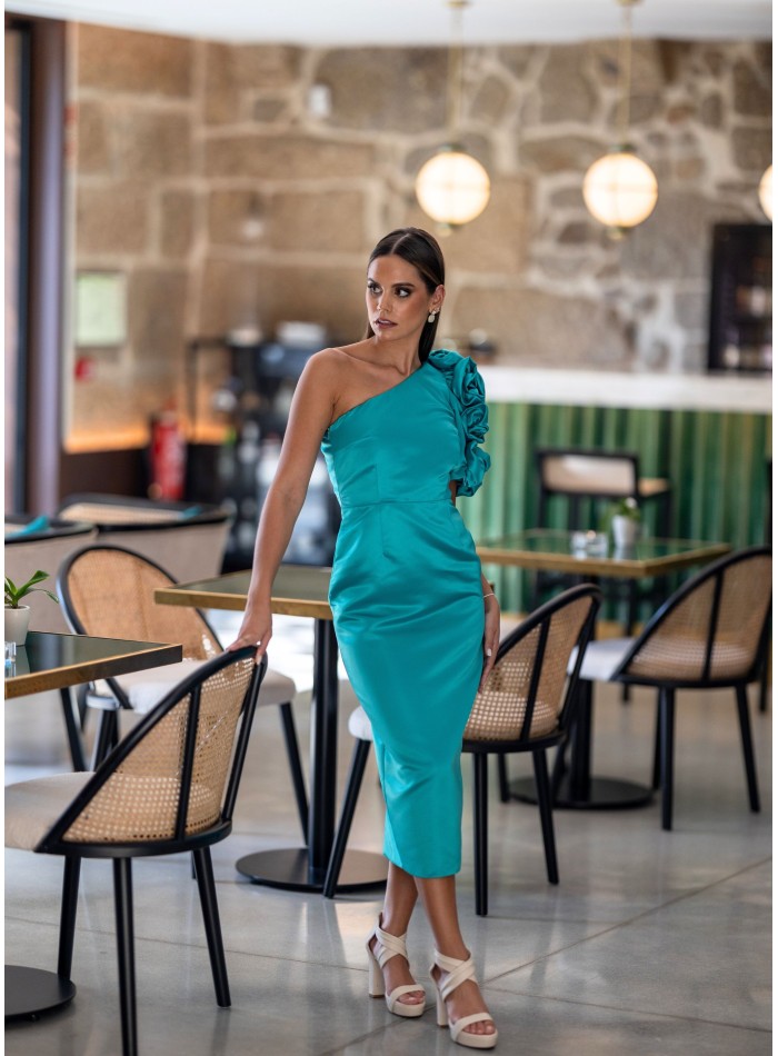 Robe d'invité midi asymétrique avec fleurs