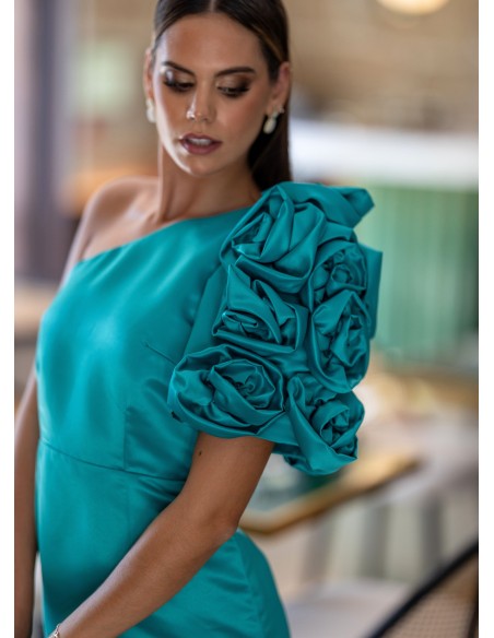 Robe d'invité midi asymétrique avec fleurs