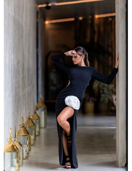 Vestido de invitada negro con flor