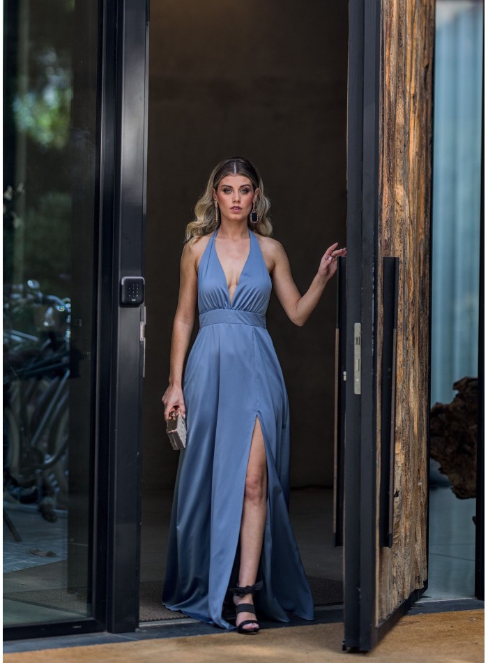 Long blue dress with accentuated neckline
