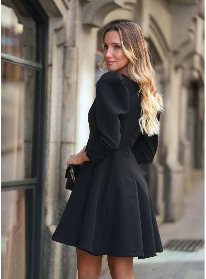 Vestido corto negro de manga larga