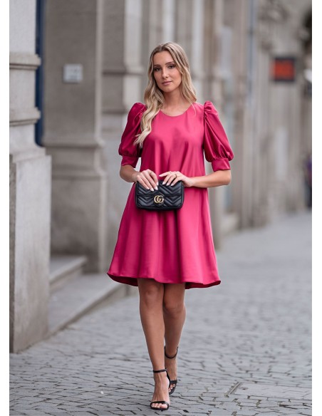 Vestido corto cereza con mangas fruncidas