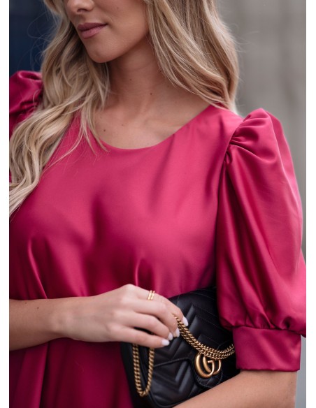 Vestido corto cereza con mangas fruncidas