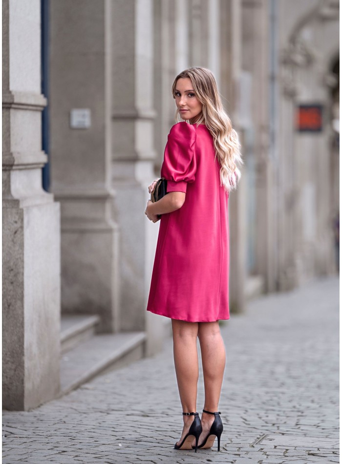 Robe courte à manches froncées