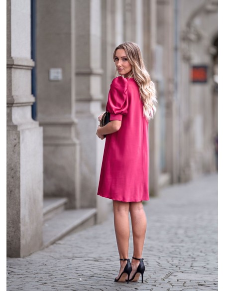 Short cherry dress with gathered sleeves