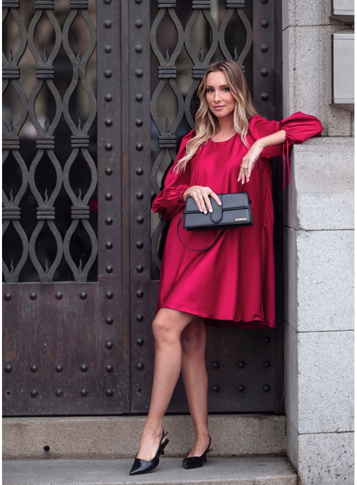 Robe rouge courte à manches longues