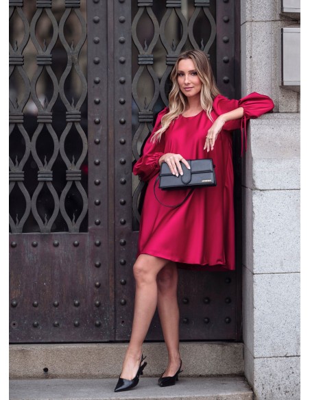 Robe rouge courte à manches longues