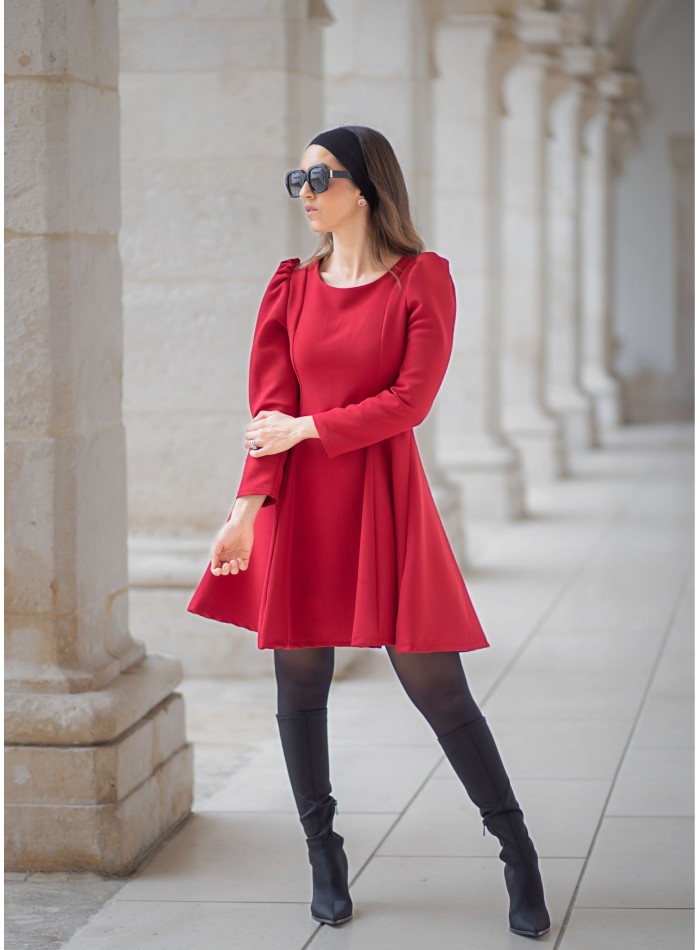 Robe rouge courte à manches longues et volant
