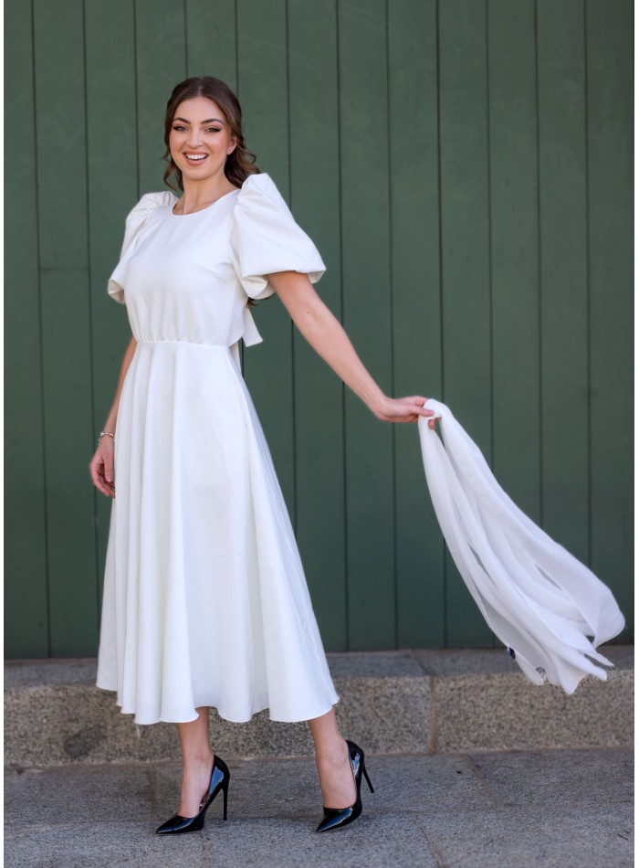 Vestido midi blanco con mangas abullonadas