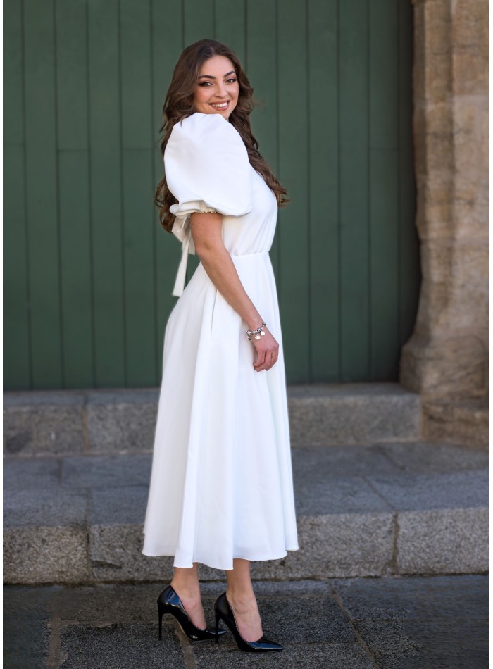 Vestido midi blanco con mangas abullonadas
