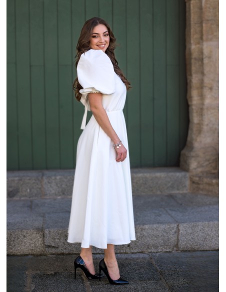 Vestido midi blanco con mangas abullonadas