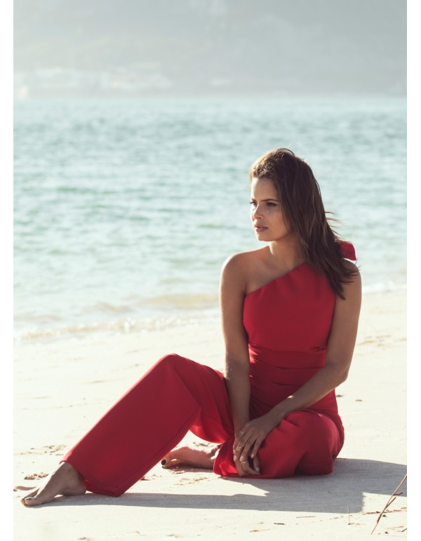 Asymmetrical red jumpsuit with lacing at the shoulder 2