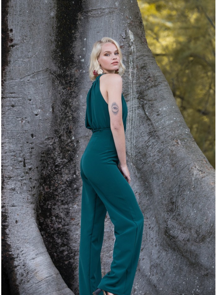 Mono verde de fiesta con escote halter drapeado para bodas de tarde