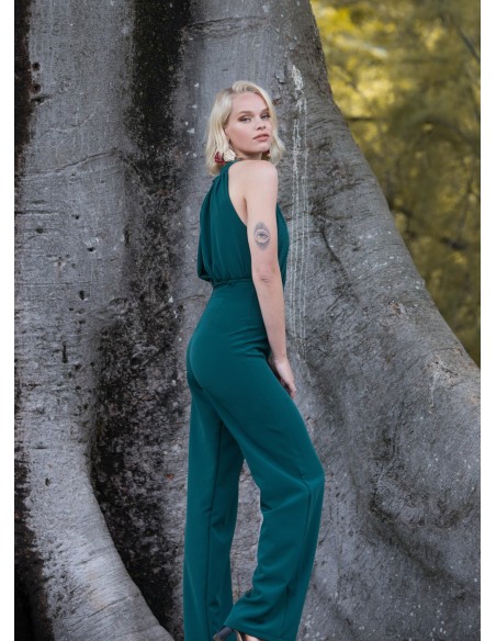 Mono verde de fiesta con escote halter drapeado para bodas de tarde