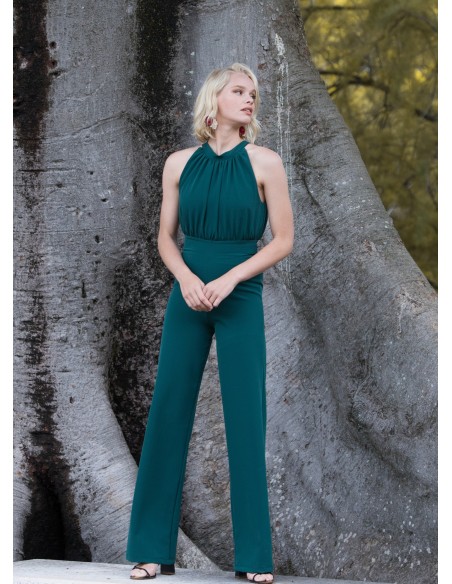 Mono verde de fiesta con escote halter drapeado