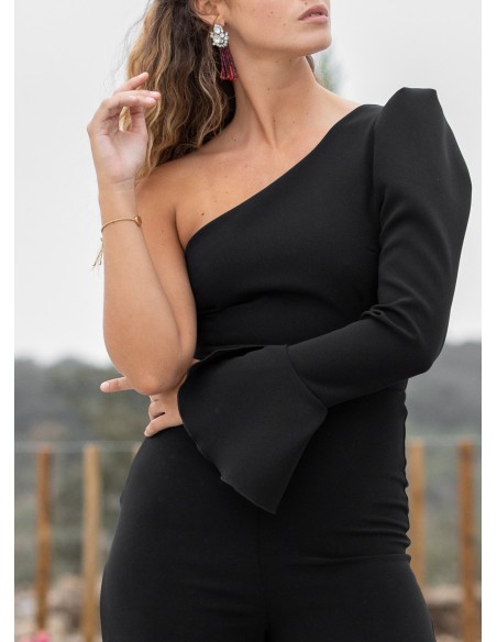 Combinaison de soirée noire avec encolure asymétrique et volant