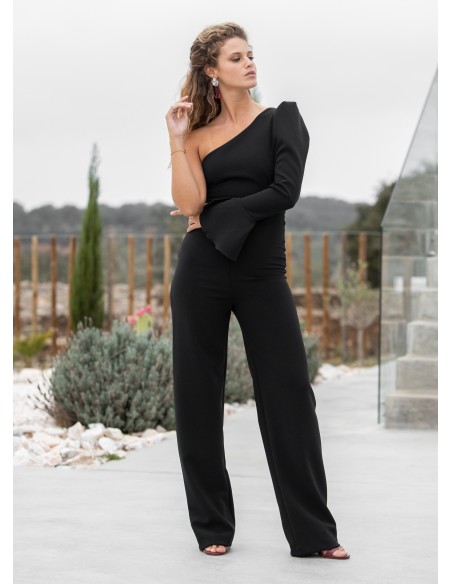 Combinaison de soirée noire avec encolure asymétrique et volant