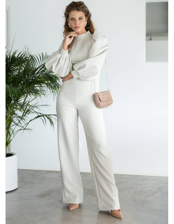 Mono beige con cuello alto y mangas largas abullonadas