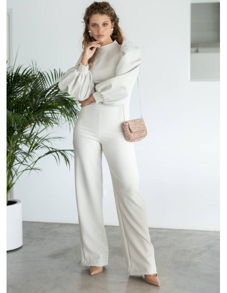 Mono beige con cuello alto y mangas largas abullonadas Mono beige con cuello alto y mangas largas abullonadas