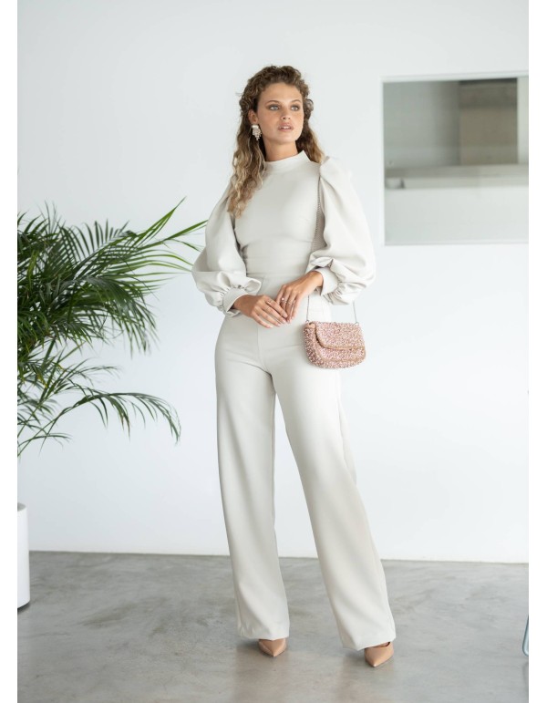 Mono beige con cuello alto y mangas largas abullonadas 2