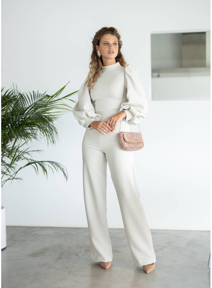 Mono beige con cuello alto y mangas largas abullonadas para mama de comunion