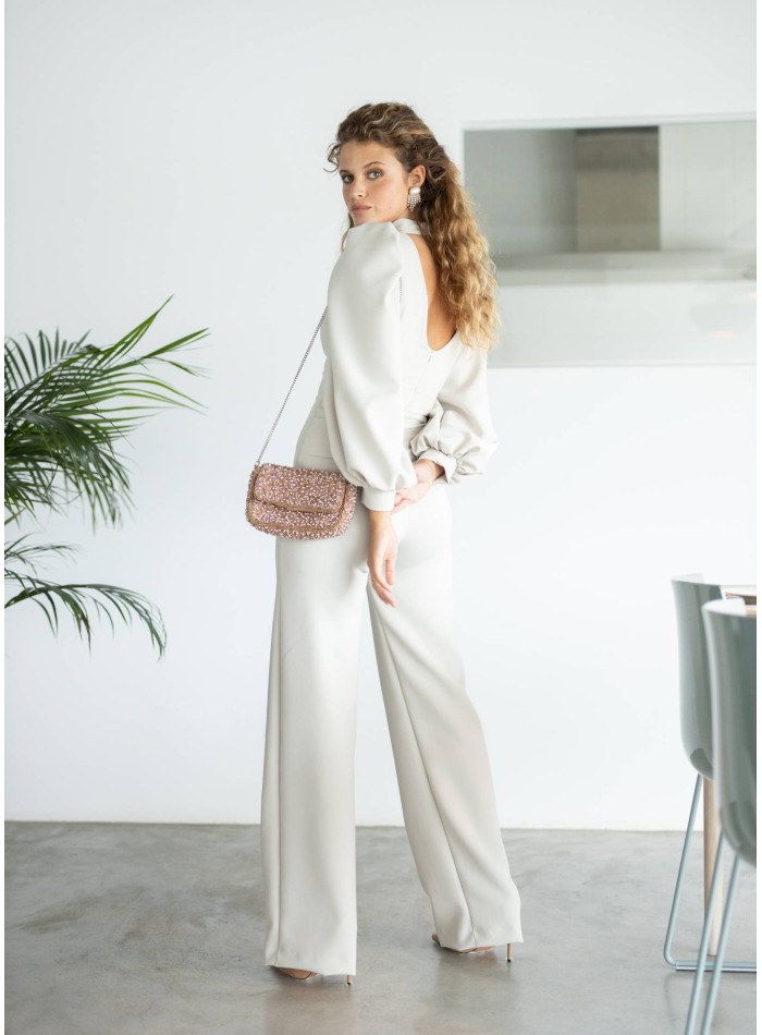 Mono beige con cuello alto y mangas largas abullonadas para graduaciones