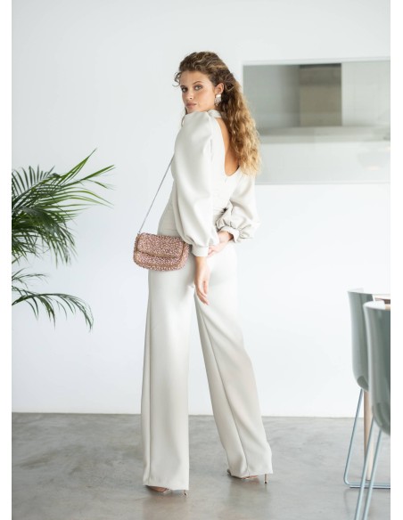Mono beige con cuello alto y mangas largas abullonadas para graduaciones Mono beige con cuello alto y mangas largas abullonadas para graduaciones