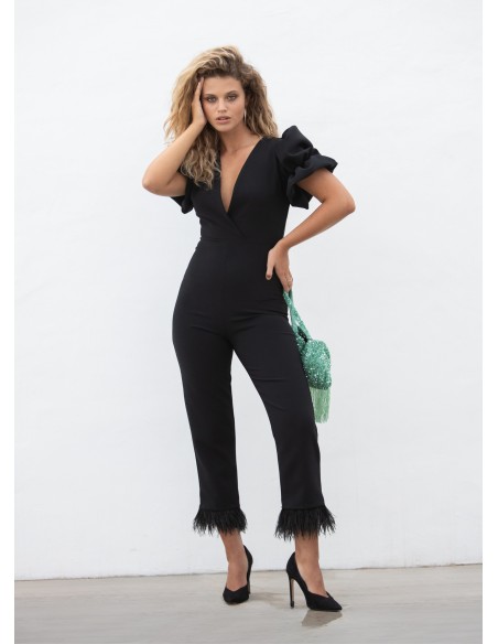 Mono de fiesta negro con plumas y mangas voluminosas Mono de fiesta negro con plumas y mangas voluminosas